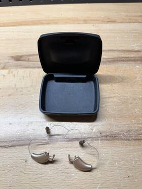 191723002 Audibel Z Starkey Via 1000 Battery Powered Hearing Aids And Dock Case