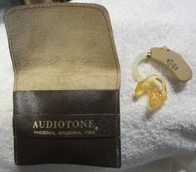 82-9884 Audiotone Agc-1 1 A-37 Usa Hearing Aid H F W Pouch For Parts Or Repair