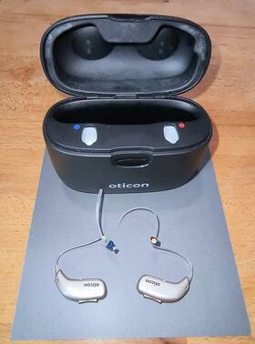 05714464053124 Oticon Gently Used Zircon 2 Minirite Hearing Aids With Octicon Smartcharger
