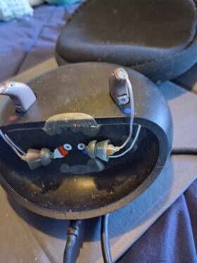 C094 Oticon More E Minirite Rechargeable Hearing Aids With Charger