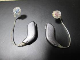 Ruby1 Oticon Hearing Aids With About 100 Batteries. Both Left And Right