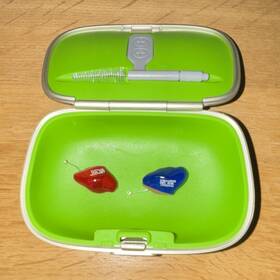 X152-m82d Phonak Phones Vitro Q90 Cic Hearing Aids Red And Blue With Case Cleaner Dome Both Ears