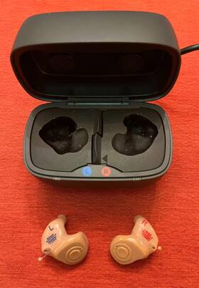 Ru7ite-dwc-h Resound Omnia 7 Fs - R L In Ear Hearing Aids And Case