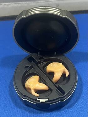 93s005564 Siemens Hearing Aids With Case