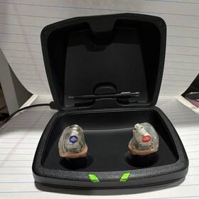 Starkey 02-22-332326 Pair Of Rechargeable Hearing Aids Left And Right With Model 731 Charger