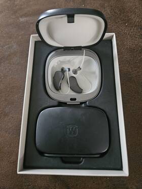 440s Widex Rr4d Moment Slightly Used - Gray Hearing Amplifiers With Charging Case/ Charger